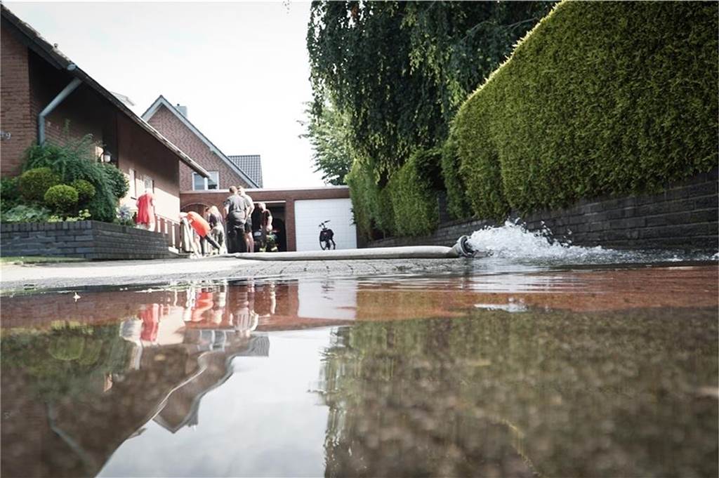 Überschwemmungen und umgeknickte Bäume: Unwetter wütet über Bocholt In diesem Haus an der Werther Straße pumpt die Feuerwehr den Keller aus, der nach dem Starkregen voll Wasser gelaufen ist.