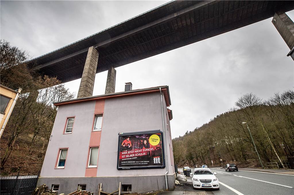 Hausbesitzer Ersan Acar lebt unter maroder A45-Brücke: „Ich hatte Träume“ In diesem Haus, das unter der maroden A45-Brücke Rahmede steht, wohnt Ersan Acar seit 2010. Nun soll die Brücke in sechs Monaten gesprengt werden. Seit Montag weiß er, dass ihm, seiner Frau, den Kindern und Eltern nicht mehr viel Zeit bleibt.