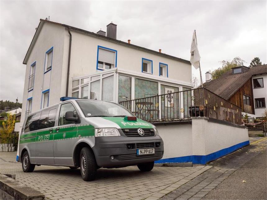 Von "Reichsbürger" angeschossener Polizist gestorben In diesem Haus in Georgensgmünd bei Nürnberg hat ein sogenannter Reichsbürger auf vier Polizisten geschossen und sie zum Teil schwer verletzt. Foto: Nicolas Armer
