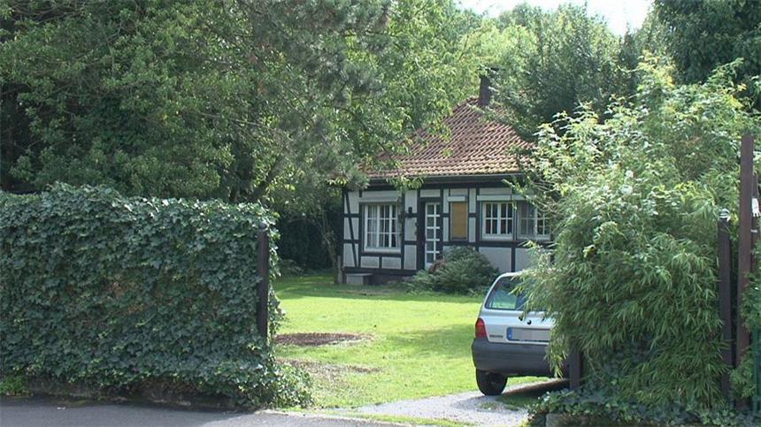 66-Jährige in Unna getötet In diesem Haus in Unna geschah die Tat. Die 66-jährige Frau starb durch massive Gewalteinwirkung auf Kopf und Hals. Ihr Sohn wurde als dringend tatverdächtig festgenommen.