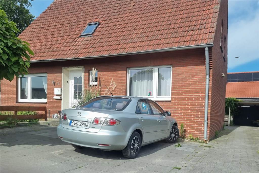 Razzia: Kripo verhaftet mutmaßlichen Hofladen-Serieneinbrecher Ein Auto parkt vor einem Haus