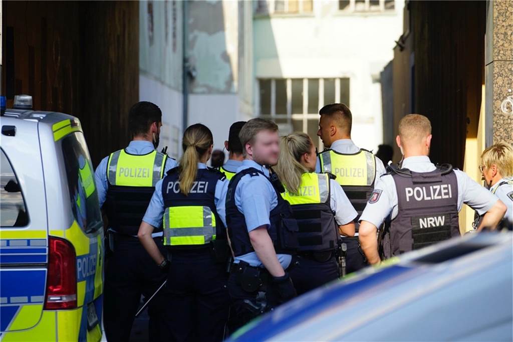 Massenschlägerei: 70 Personen schlagen mit Macheten und Knüppeln zu In diesem Innenhof sollen sich ebenfalls Szenen der Schlägerei abgespielt haben. Die Polizei könnte einen Zugriff auf das Gebäude planen.