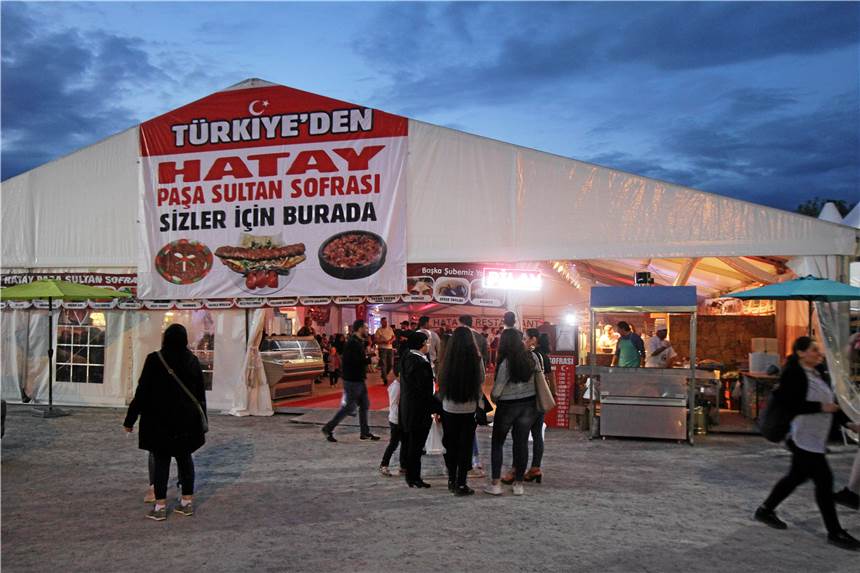 Oberbürgermeister Sierau: Es gibt keinen Platz mehr für das Festi Ramazan in Dortmund In diesem Jahr fand das Festi Ramazan auf dem Parkplatz A8 im Schatten des Stadions statt.