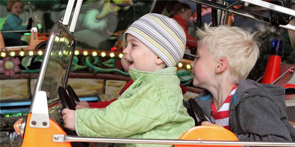 St.-Anna-Kirmes in Davensberg: Hier das Programm zur Veranstaltung Kinder in einem Karussell.