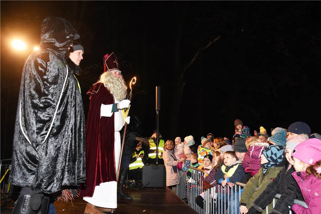 In diesem Jahr gab es zum ersten Mal auch eine Bühne für den Nikolaus und sein Gefolge.