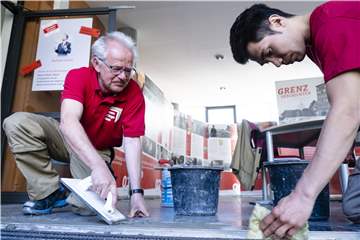 In diesem Jahr gibt es im Handwerk besonders viele offene Lehrstellen. Statt einer Ausbildung entschieden sich viele junge Leute, weiter zur Schule zu gehen.