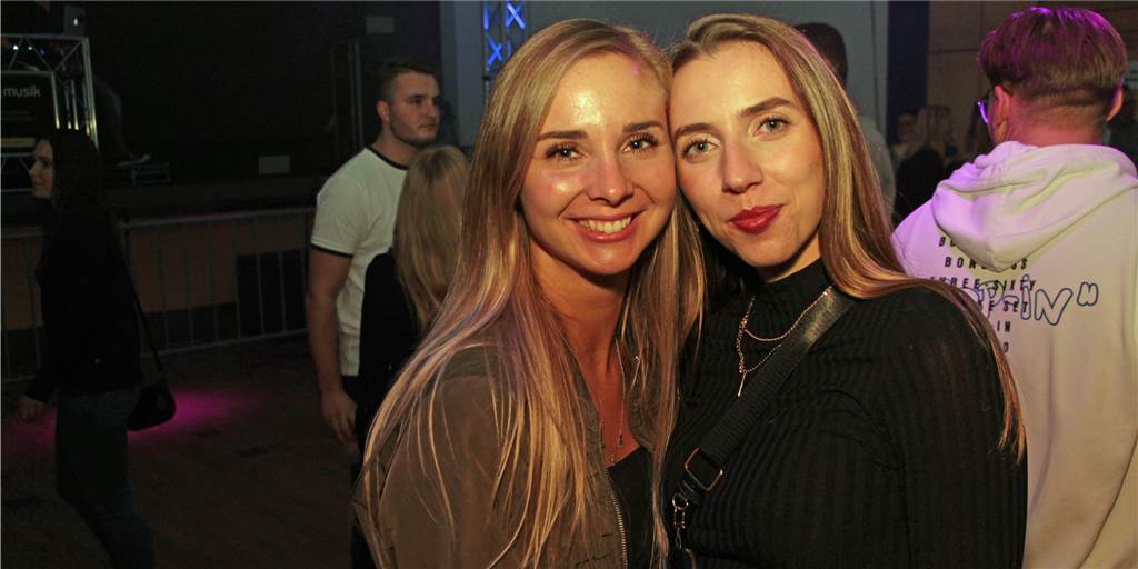 Sim-Jü: Party im Kolpingsaal so gut wie ausverkauft - es gibt noch Hoffnung Zwei Frauen gucken in die Kamera