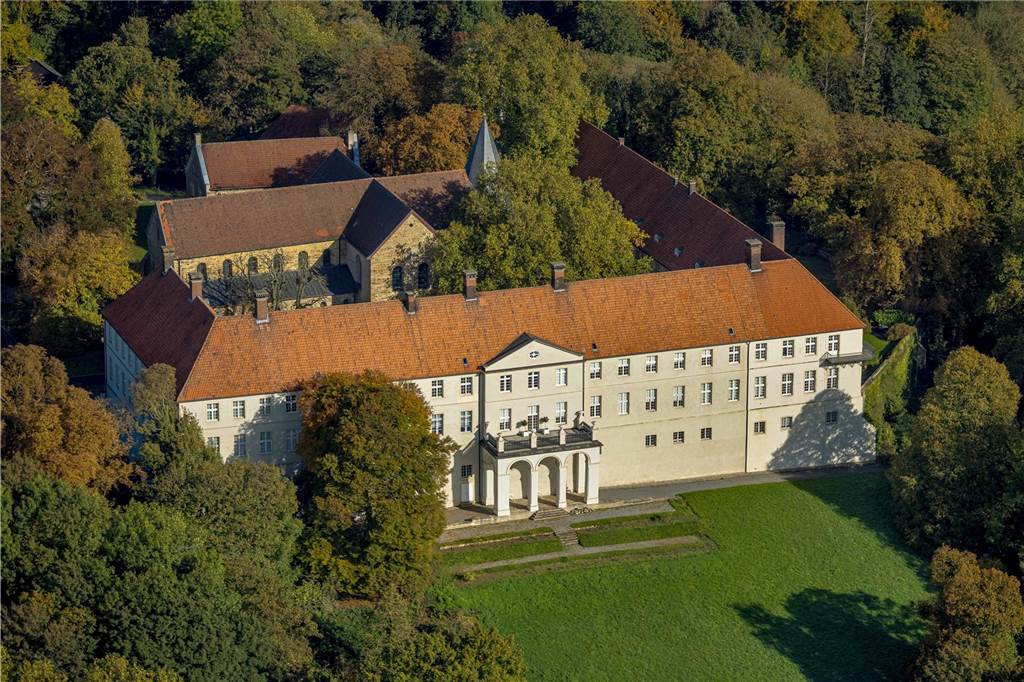 In diesem Jahr hat es auf Schloss Cappenberg eine große Veränderung gegeben. Denn ab Sommer 2025 finden keine Hochzeiten mehr im Trauzimmer statt. Der Grund: Das Verhalten der Hochzeitsgesellschaften auf dem Schlossgelände sei nicht immer angemessen gewesen. Zudem hätten Gäste die Wahrung der Privatsphäre ignoriert. Zum Hintergrund: Sebastian Graf von Kanitz ist derzeitiger Herr auf Cappenberg und bewohnt einen Teil des Schlosses. Etwas abseits des Schlosses gibt es dafür eine Neuerung. In der gräflichen Verwaltung an der Freiherr-vom-Stein-Straße wurde eine Vinothek eingerichtet, die am 6. November mit ersten Veranstaltungen öffnet.