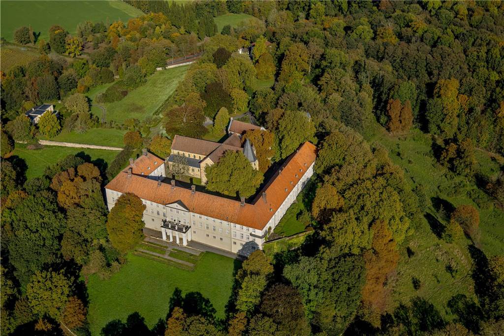 In diesem Jahr hat es auf Schloss Cappenberg eine große Veränderung gegeben. Denn ab Sommer 2025 finden keine Hochzeiten mehr im Trauzimmer statt. Der Grund: Das Verhalten der Hochzeitsgesellschaften auf dem Schlossgelände sei nicht immer angemessen gewesen. Zudem hätten Gäste die Wahrung der Privatsphäre ignoriert. Zum Hintergrund: Sebastian Graf von Kanitz ist derzeitiger Herr auf Cappenberg und bewohnt einen Teil des Schlosses. Etwas abseits des Schlosses gibt es dafür eine Neuerung. In der gräflichen Verwaltung an der Freiherr-vom-Stein-Straße wurde eine Vinothek eingerichtet, die am 6. November mit ersten Veranstaltungen öffnet.