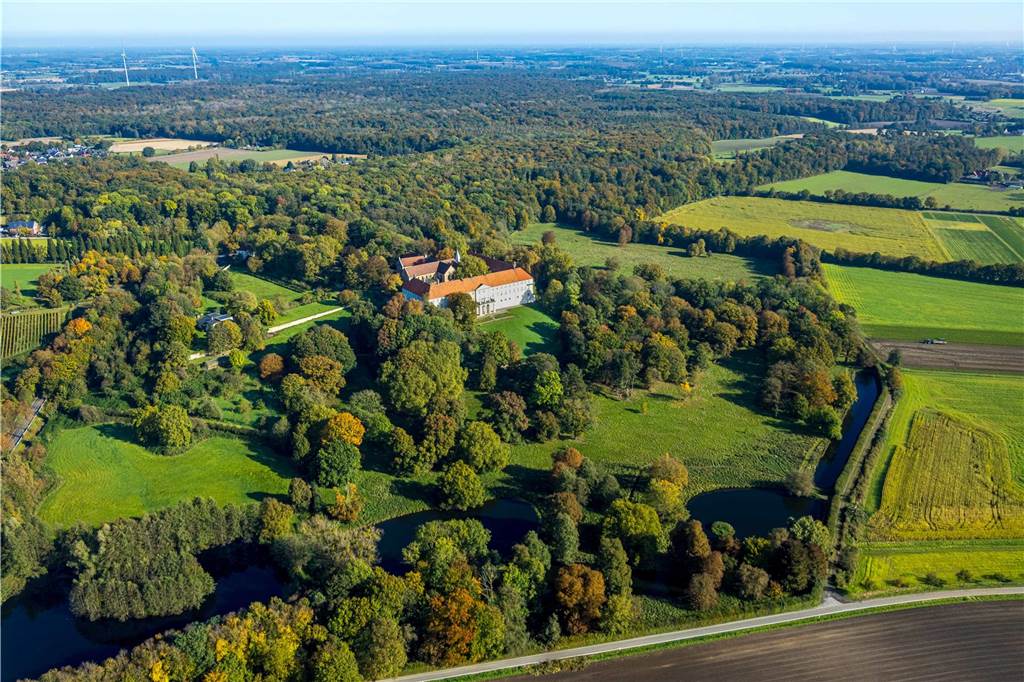 In diesem Jahr hat es auf Schloss Cappenberg eine große Veränderung gegeben. Denn ab Sommer 2025 finden keine Hochzeiten mehr im Trauzimmer statt. Der Grund: Das Verhalten der Hochzeitsgesellschaften auf dem Schlossgelände sei nicht immer angemessen gewesen. Zudem hätten Gäste die Wahrung der Privatsphäre ignoriert. Zum Hintergrund: Sebastian Graf von Kanitz ist derzeitiger Herr auf Cappenberg und bewohnt einen Teil des Schlosses. Etwas abseits des Schlosses gibt es dafür eine Neuerung. In der gräflichen Verwaltung an der Freiherr-vom-Stein-Straße wurde eine Vinothek eingerichtet, die am 6. November mit ersten Veranstaltungen öffnet.