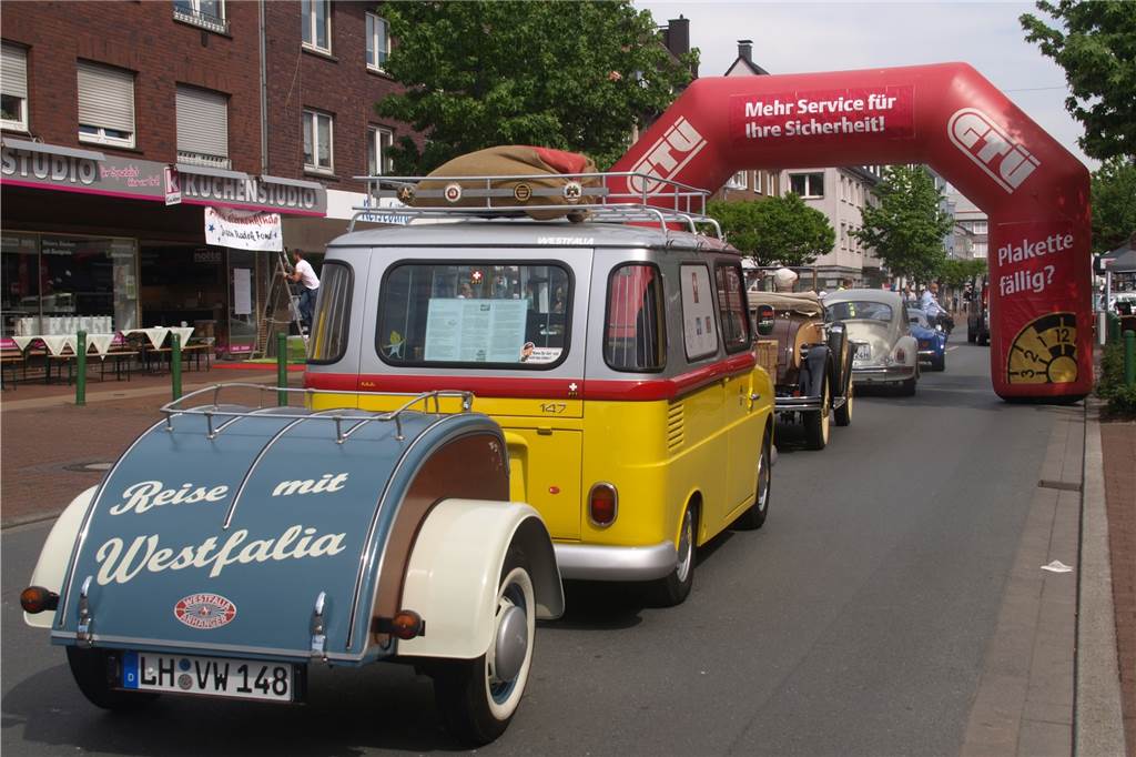 Faszination Oldtimer: Alte Fahrzeuge halten Fahrer im Herzen jung In diesem Jahr ist Gerd Menneken in seinem VW Fridolin, Baujahr 1967, mit Anhänger, Baujahr 1957, unterwegs.