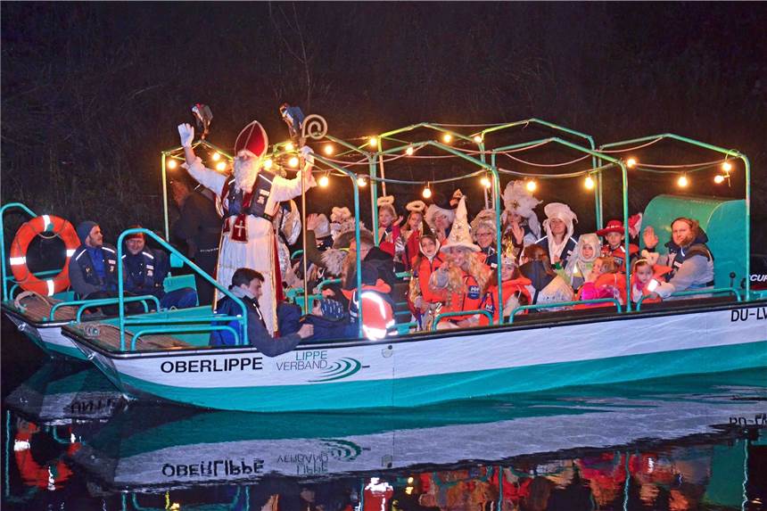 Corona-Krise: Stadt Lünen sagt Nikolausfeier und Fackelschwimmen ab In diesem Jahr wird der Nikolaus (Archivbild) nicht mit dem Schiff zu den Lüner Kindern kommen. Nicht nur diese Veranstaltung wird wegen Corona abgesagt.
