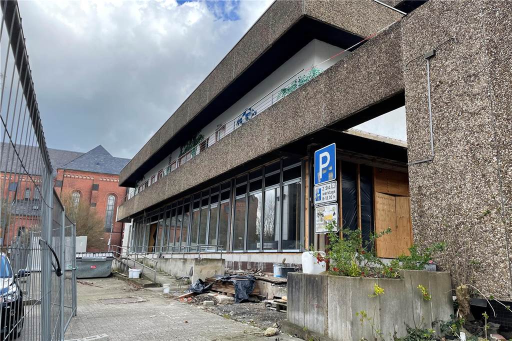 Kaufhaus-Ruine mitten im Dorf: Noch immer kein neuer Investor gefunden Bauruine Ex-Konze-Haus in Lütgendortmund, ehemalige Kik-Filiale