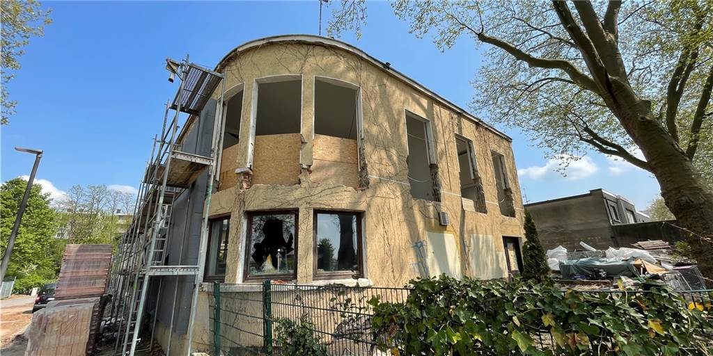 Brandstiftung in Castroper Altstadt: Gammel-Immobilie war nicht eingezäunt In diesem leerstehenden Gebäude am Rande der Castroper Altstadt hat es gebrannt.