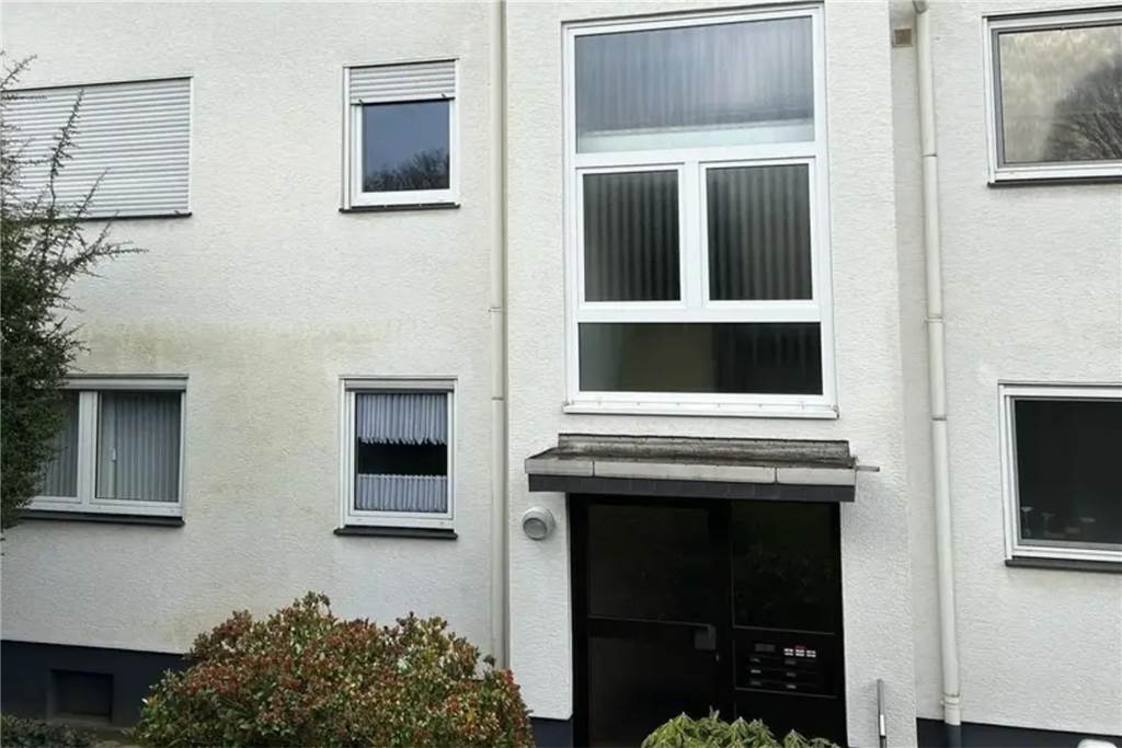 Schicke Maisonettewohnung und ein Reihenmittelhaus im Angebot In diesem Mehrfamilienhaus in Dortmund-Berghofen wird eine Eigentumswohnung mit Balkon und Garage zum Kauf angeboten.