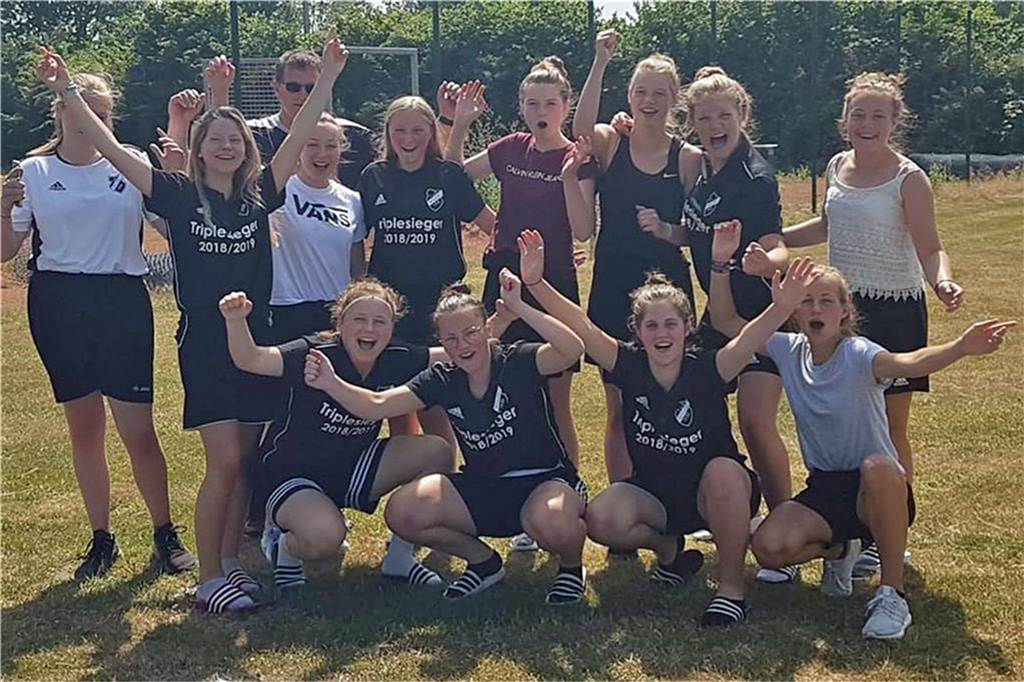 Vom Tor in den Sturm: Wie Nike Weßels die Liga kurz und klein schießt In diesem Sommer feierte Nike Weßels (unten links) den Bezirksliga-Aufstieg mit den B-Juniorinnen des TuS.
