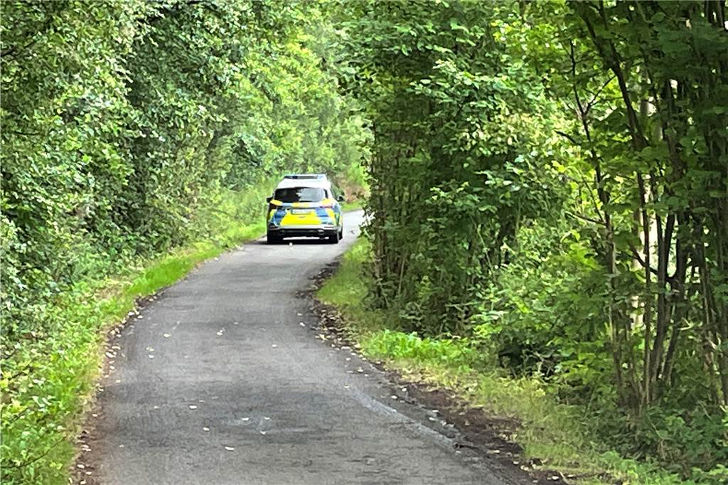 Ältere Zeugin hilft Polizei am Leichenfundort bei Werne-Stockum In diesem Streifenwagen brachte ein Polizist die Zeugin zum Fundort der Leiche von Carina S.