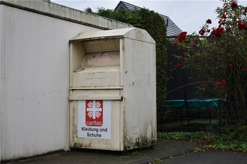 Wertvolle Uhr im Altkleidercontainer verloren - Finderlohn ausgesetzt In diesen Altkleidercontainer an der Schillerstraße fiel Monika Vogt ihre Omega Speedwatch.