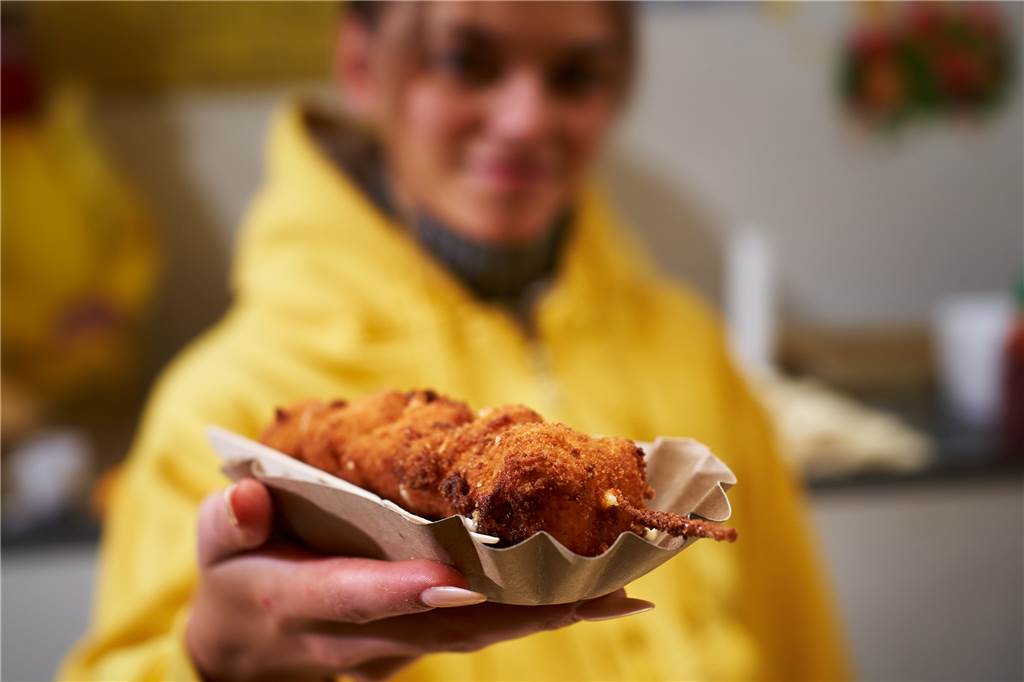 Die 5 außergewöhnlichsten Essensbuden auf dem Weihnachtsmarkt In diesen frittierten Käsespießen befindet sich Blumenkohl.