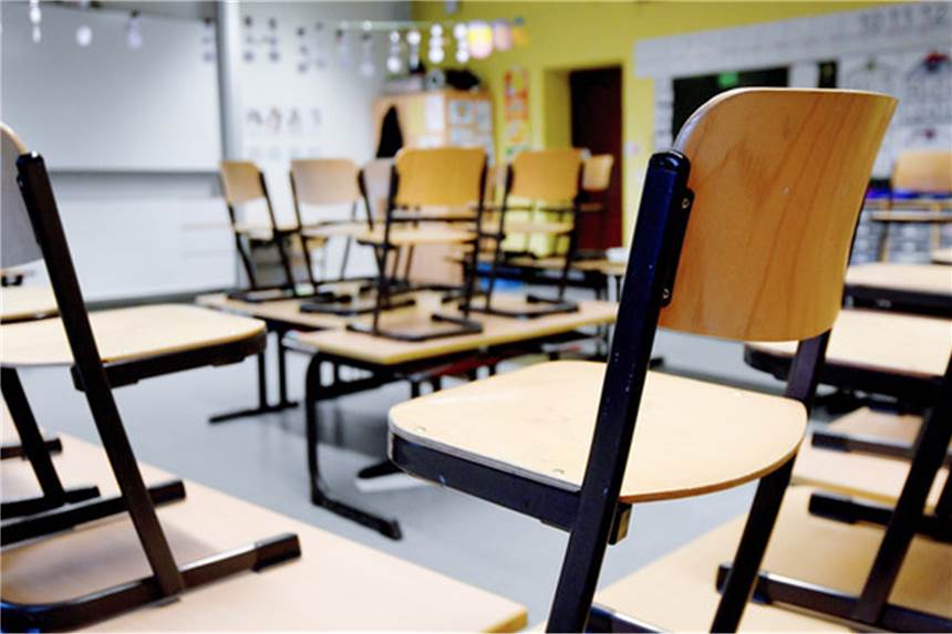 Alle Schulen in Dortmund sind wegen des Coronavirus geschlossen In diesen Schulen werden aufgrund des Coronavirus die Stühle hochgestellt.