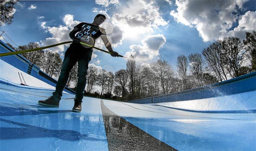 In diesen Tagen dominieren in den Freibädern der Stadt nicht Schwimmbrillen und Badehosen, sondern Hochdruckreiniger und Schrubber. Die Vorbereitungen auf die neue Saison laufen – wie hier im Freibad Wellinghofen – mit voller Kraft.