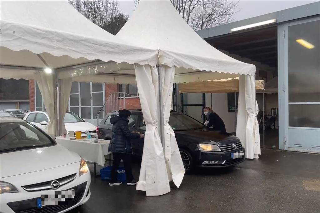 Ansturm zum Start auf Dortmunds ersten Impf-Drive-In In diesen Zelten werden die Impfungen durchgeführt.