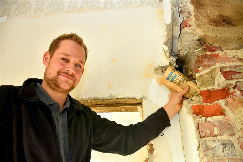 Familie Haveloh lebt bald in achter Generation im selben Haus In dieser Höhlung im gemauerten Kamin steckte 50 Jahre lang die Ausgabe der Ruhr Nachrichten vom 22. Oktober 1970. Auf den Tag genau 50 Jahre später brachte Jan Haveloh sie beim Renovieren wieder ans Tageslicht.