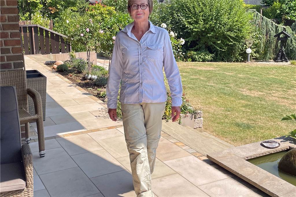 Pilgerin aus Werne im Video: „Ich schaffe die Strapaze, weil ich es schaffen will“ Eine Frau in ihrem Garten.