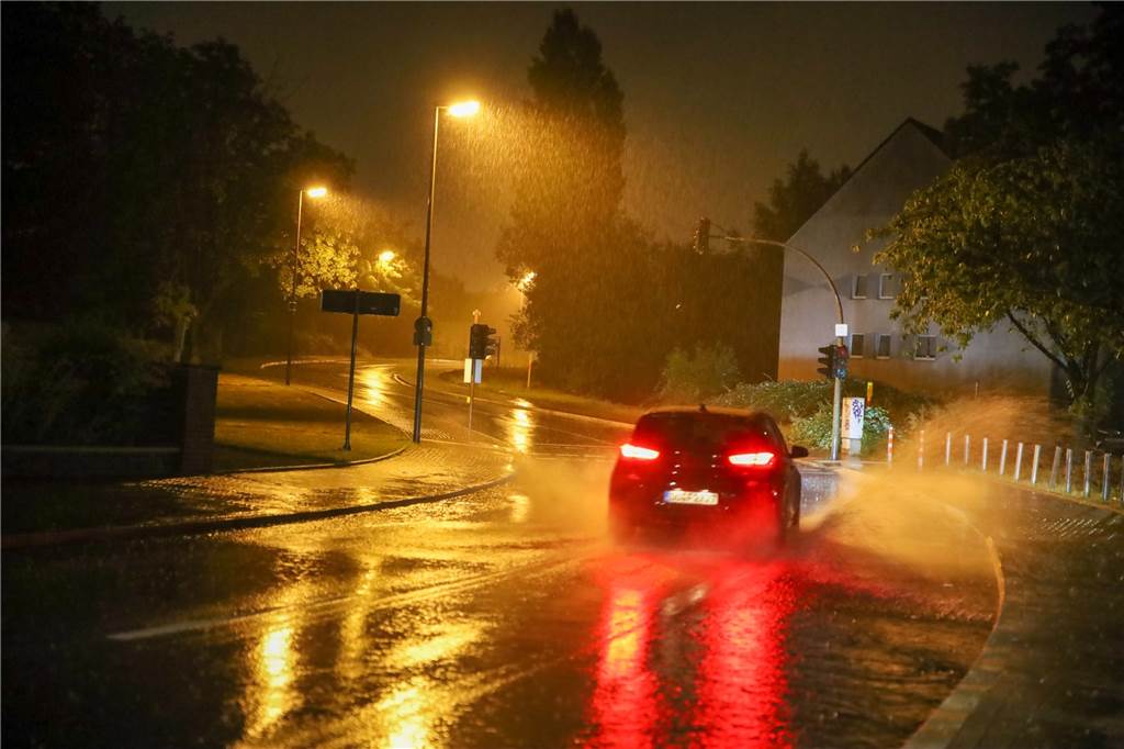 Plötzlich Platzregen: Polizei und Stadt Dortmund sperren Straße ab In dieser Nacht auf den Straßen unterwegs zu sein, war keine gute Idee. Der Platzregen zwischen 2.30 und 3.30 Uhr in der Nacht zu Samstag ließ manche Straße unpassierbar erscheinen.