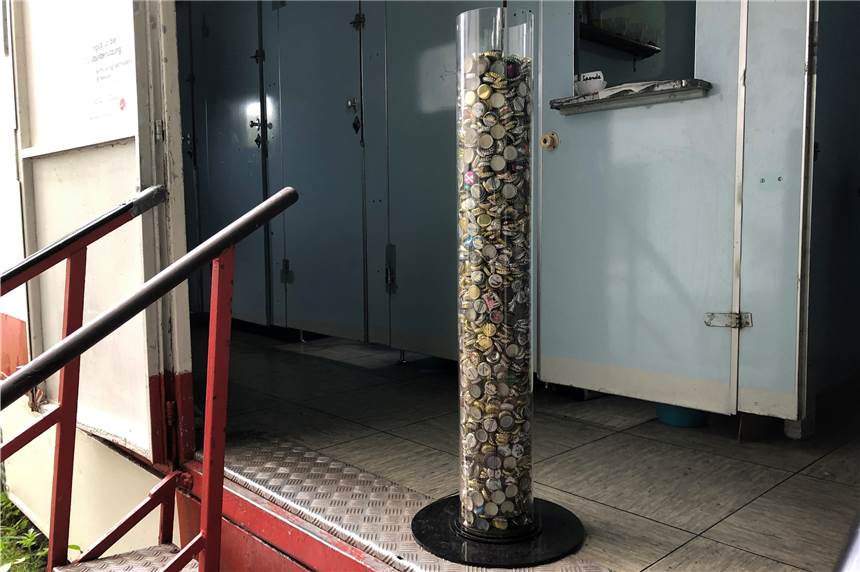 Im Westpark kostet der Toilettengang drei Kronkorken In dieser Plastiksäule werden die Kronkorken gesammelt.