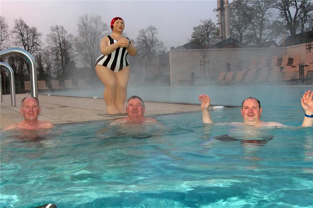 Solebad Werne eröffnet: Mehr als 1000 Schwimmer am Sonntag In dieser Reihenfolge stiegen die ersten drei Schwimmer in die Fluten des neuen Bades: v. r. Marco Lück (48) aus Kamen, Raimund Hölscher (68) aus Werne und Hans Peckedrath (66) aus Hamm.