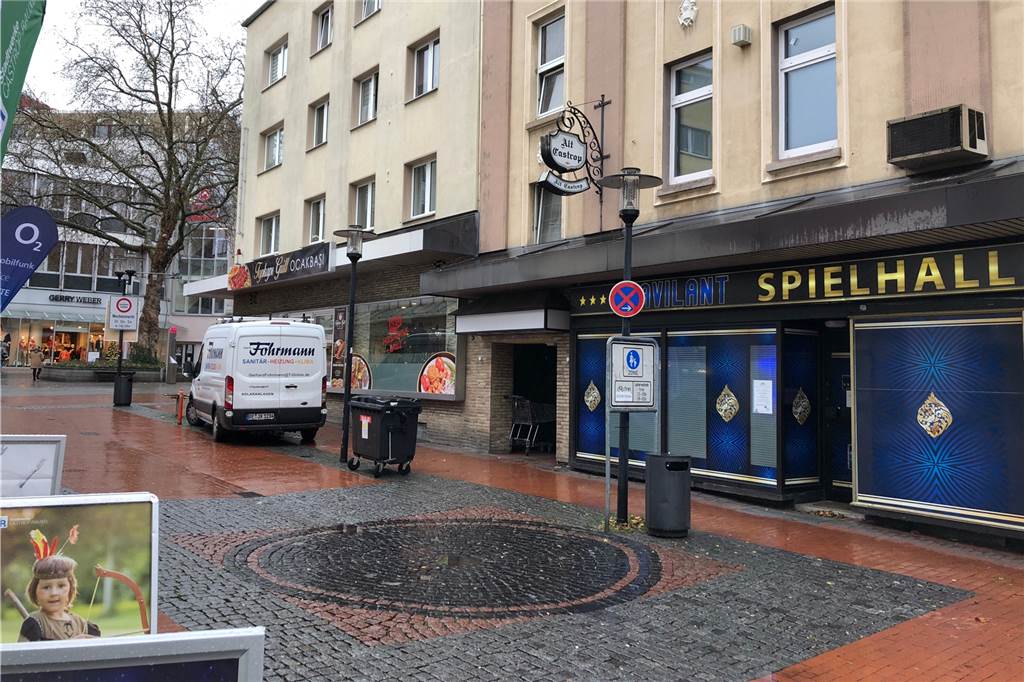 Gewalttat am Simon-Cohen-Platz: Junger Mann tritt auf sein Opfer ein In dieser Spielhalle sollen am Montagabend Polizisten im Einsatz gewesen sein. Ein Mannschaftswagen der Polizei stand in der Nähe, als der 27-jährige Castrop-Rauxeler einen anderen Mann verprügelte.