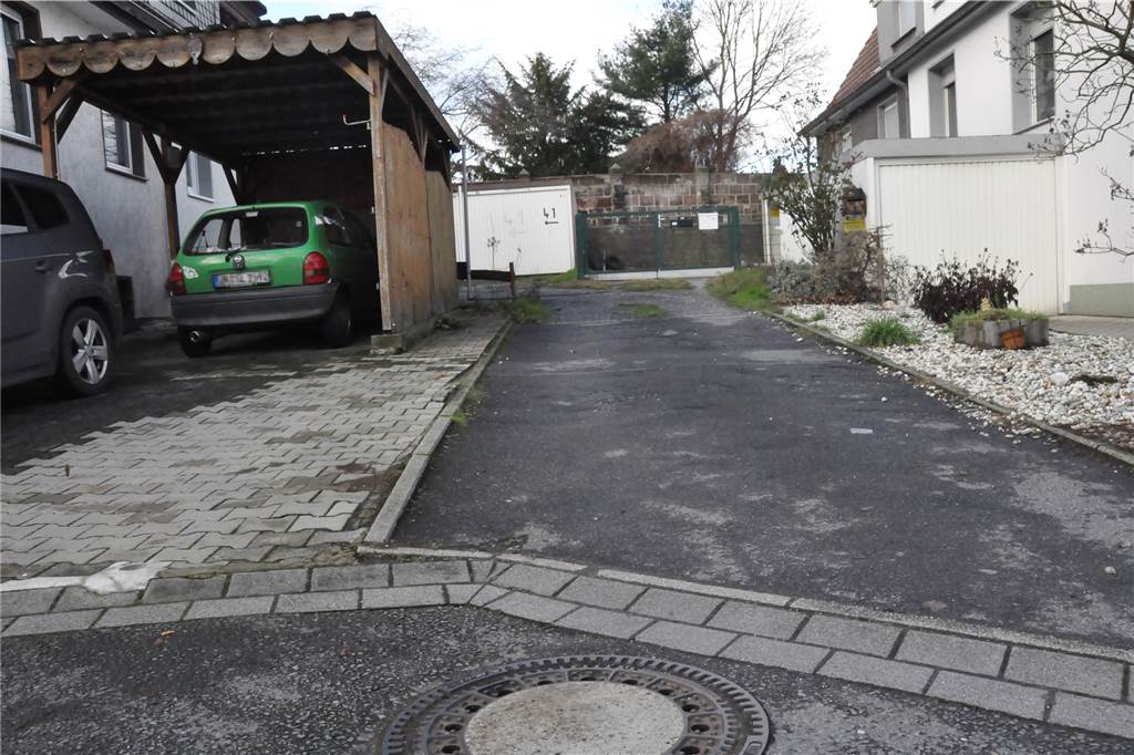 Müllwagen vor Problemen: Eigentümer verbietet Wenden auf seinem Grundstück In dieser Stichstraße soll das Müllfahrzeug drehen, doch ein Streifen gehört noch zu dem Privatgrundstück. Der Eigentümer hat damit zu kämpfen, dass auch Anlieferungsfahrzeuge dort drehen. Ein Poller ist schon dreimal kaputt gefahren worden. Deshalb möchte er das Wenden nicht.