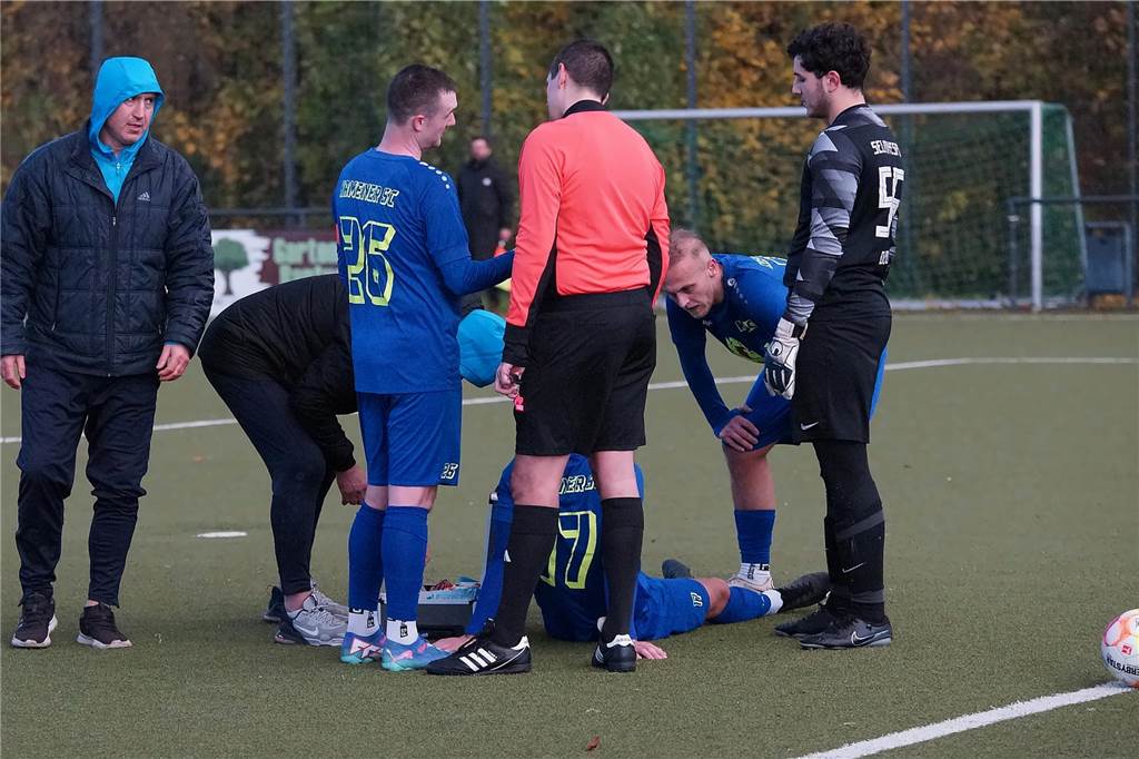 In dieser Szene fordert der KSC vehement einen Foulelfmeter nach dem Duell von Moritz Denninghoff mit Eving-Keeper Ali Sahin.