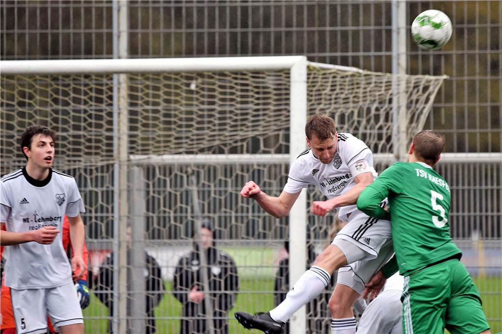 SV Lembecks tragische Helden: Keine Sprüche für Schöneis und Fellner Steffen Fellner im Kopfballduell mit Sebastian Hahn