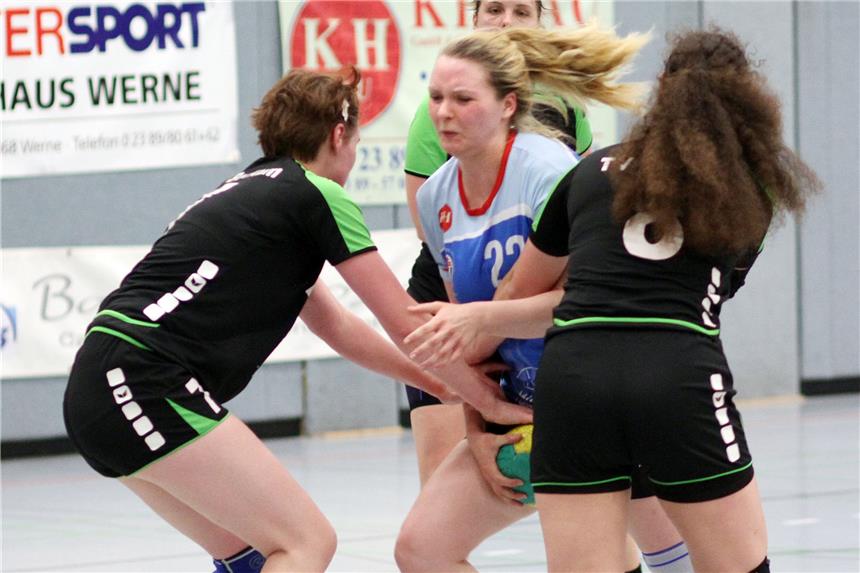 Wernes Traum von der Landesliga nimmt Konturen an In dieser Szene wird Wernes Stefanie Goletz (M.) von zwei Beckumerinnen gestoppt. Das gelang den Gästen danach nur noch selten.
