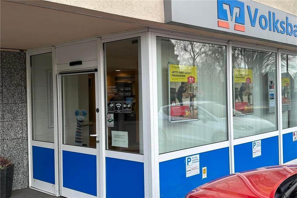 Sicherheitsbedenken: Volksbank holt Geld aus Ickerner Bank-Automat heraus In dieser Volksbank-Filiale in Ickern sind zwei Geldautomaten. Einer davon ist außer Betrieb.