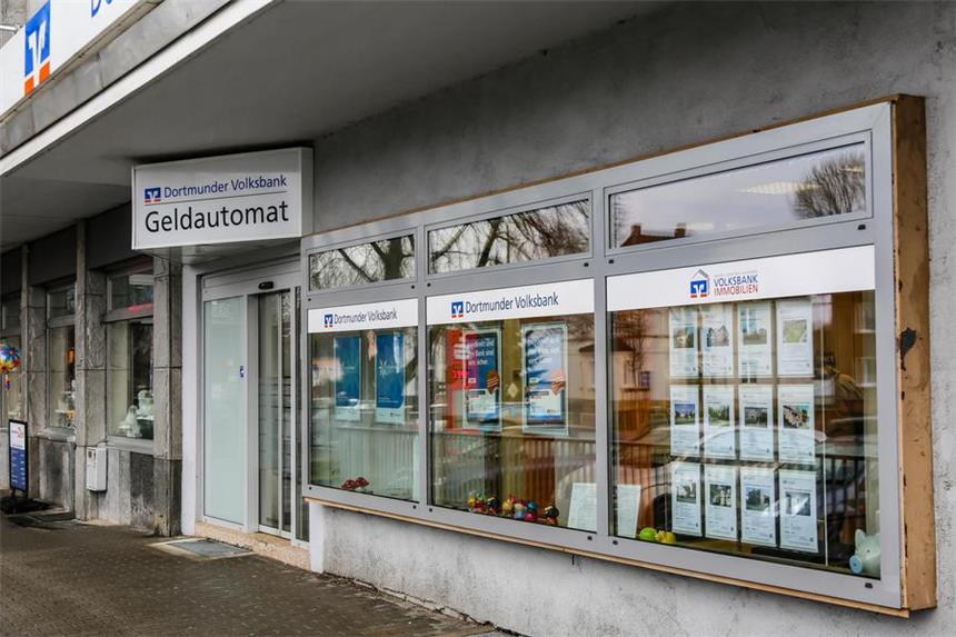Geldautomaten-Sprengung: Täter sprühten Kamera zu In dieser Volksbank-Filiale versuchten unbekannte Täter vergeblich an Bargeld zu gelangen.