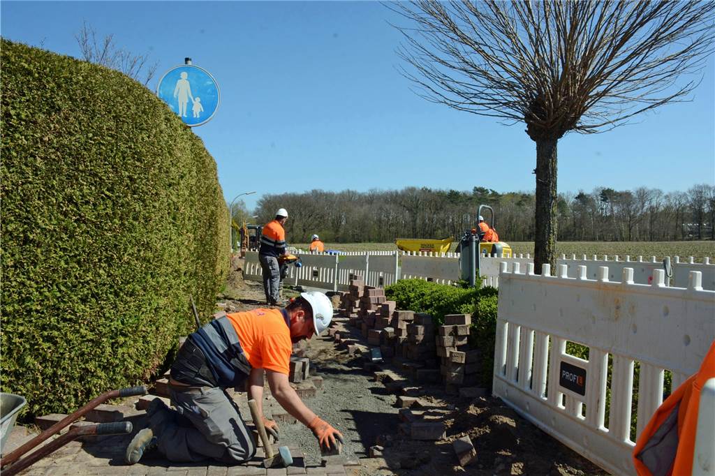 Langsam kommt das schnelle Internet in mehrere Stadtteile von Dorsten In dieser Woche war die Glasfaser-Baukolonne in der Spessartstraße in Wulfen zu Gange.