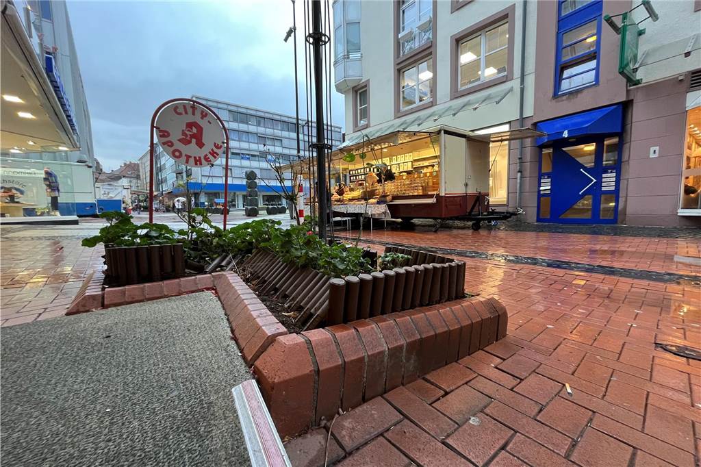 Lea vom Ordnungsamt erlebte einen Angriff im Job In dieses Blumenbeet an der City-Apotheke stürzte Lea vom Ordnungsamt Castrop-Rauxel im Herbst 2023, als ein Lkw bedrohlich auf sie zufuhr. Der Schaden an der Beeteinfassung ist immer noch zu sehen.