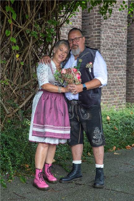 Britta und Markus heiraten zum gemeinsamen Geburtstag am Standesamt In Dirndl und Lederhose kamen Britta und Markus Braun zum Standesamt. Dazu trugen sie Stiefel von Dr. Martens in pink und schwarz.