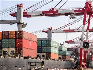 In Dollar gerechnet fielen Chinas Exporte weiter zurück. Die Einfuhren, ein Indikator für die Stärke der Binnenwirtschaft, entwickelten sich schwach. Foto: Ole Spata
