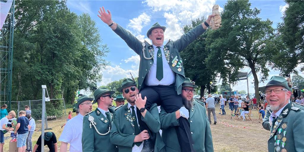 Schützenfest in Dorsten: Michael Seidel ist König der Feldmark I und II In Dorsten-Feldmark ließ sich der neue Schützenkönig Michael Seidel auf den Schultern seines "Volkes" feiern.