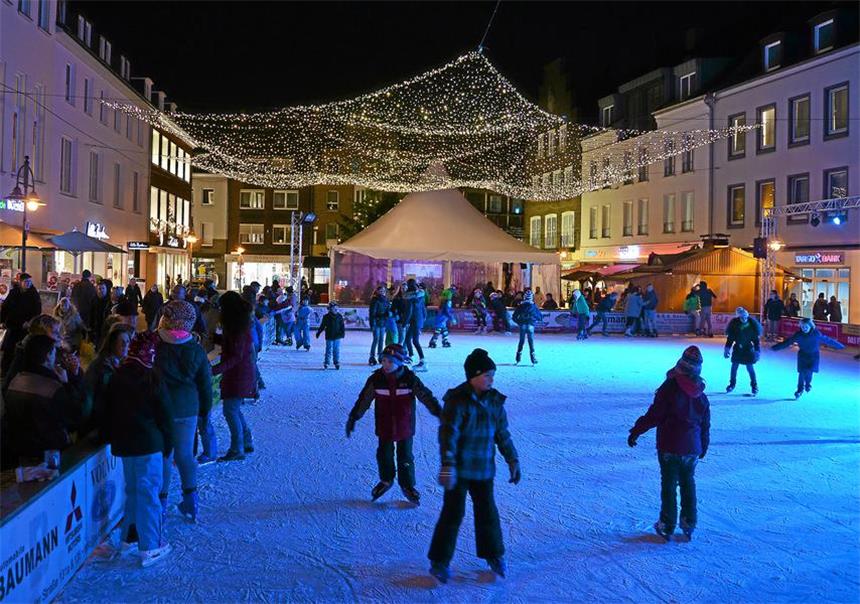 Castrop-Rauxel plant Eisbahn zum Weihnachtsmarkt In Dorsten hat man vorgemacht, wie es geht: Dieses Bild entstand 2014 auf dem dortigen Weihnachtsmarkt.