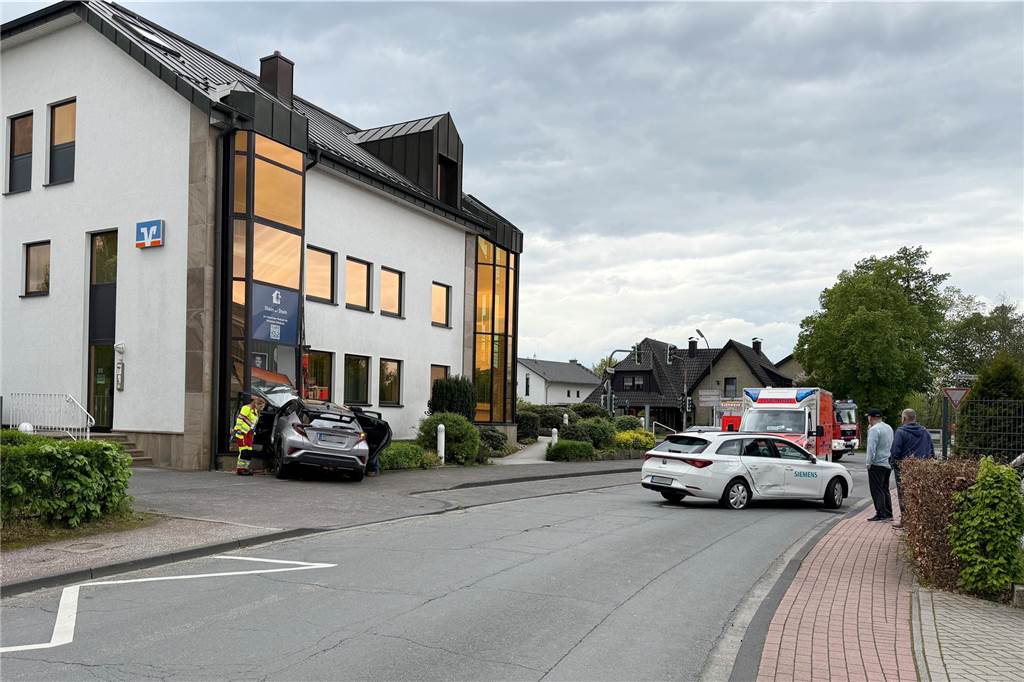In Dorsten-Wulfen ist am Ostermontag ein Auto in ein Bankgebäude gefahren. Ein Vorderrad stand im Treppenhaus des Gebäudes.