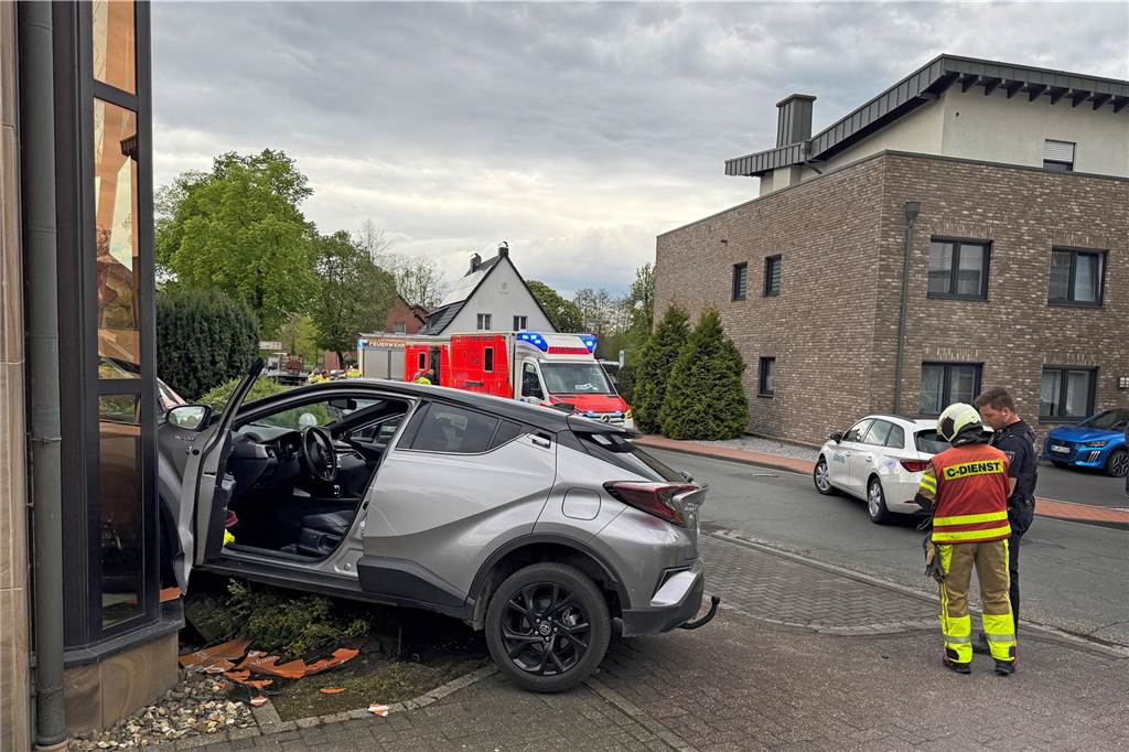 In Dorsten-Wulfen ist am Ostermontag ein Auto in ein Bankgebäude gefahren. Ein Vorderrad stand im Treppenhaus des Gebäudes.