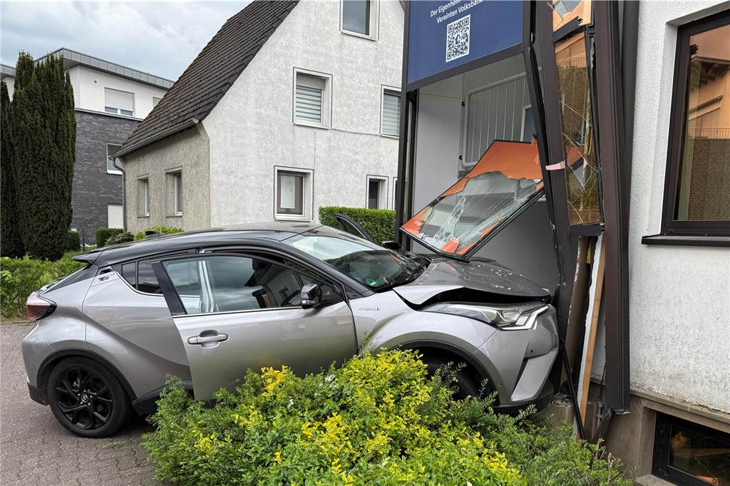 In Dorsten-Wulfen ist am Ostermontag ein Auto in ein Bankgebäude gefahren. Ein Vorderrad stand im Treppenhaus des Gebäudes.