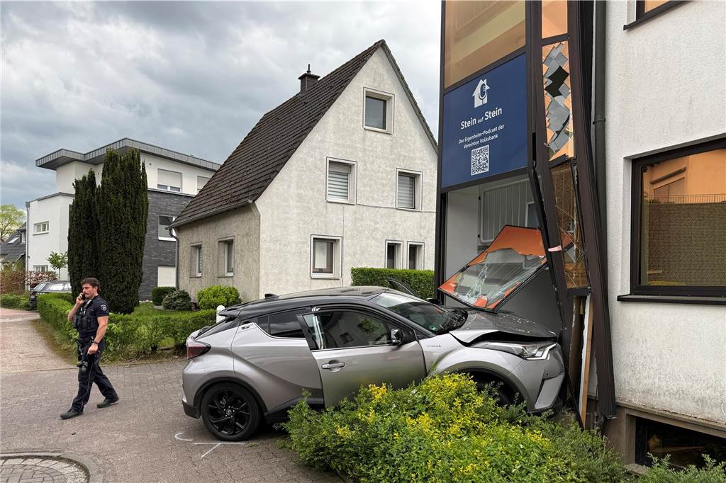 In Dorsten-Wulfen ist am Ostermontag ein Auto in ein Bankgebäude gefahren. Ein Vorderrad stand im Treppenhaus des Gebäudes.