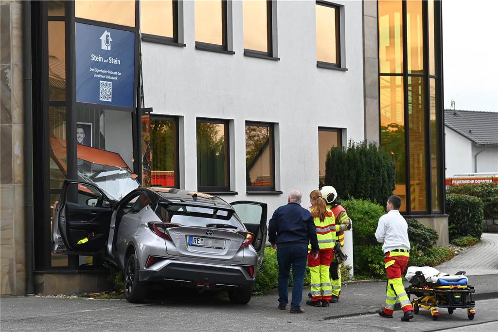 In Dorsten-Wulfen ist am Ostermontag ein Auto in ein Bankgebäude gefahren. Ein Vorderrad stand im Treppenhaus des Gebäudes.