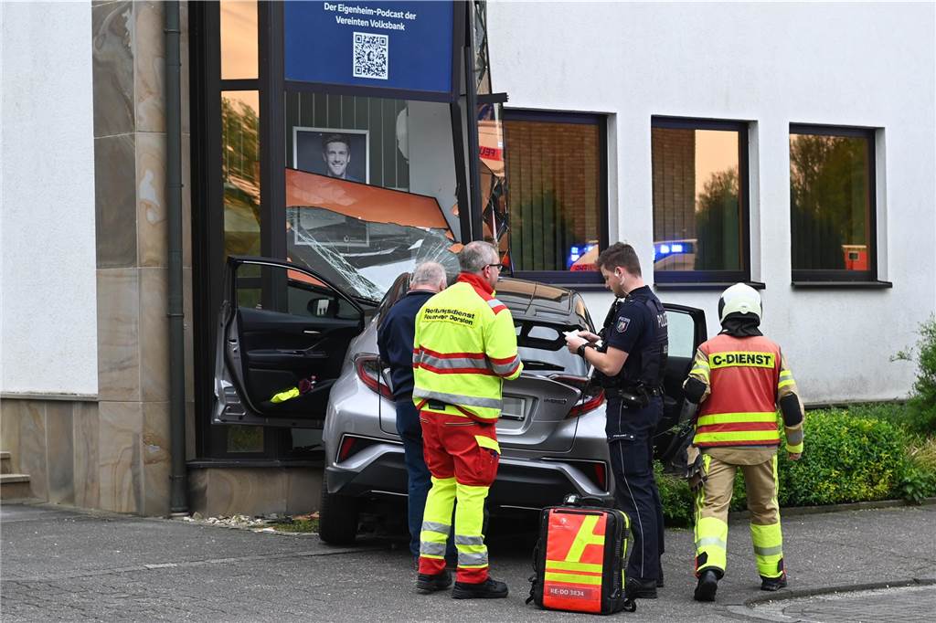 In Dorsten-Wulfen ist am Ostermontag ein Auto in ein Bankgebäude gefahren. Ein Vorderrad stand im Treppenhaus des Gebäudes.